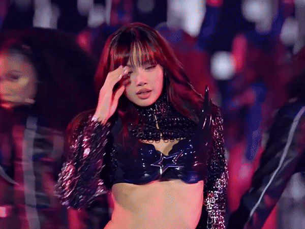 Khi trình diễn Rockstar Lisa cũng có phần catwalk mượt như thiên thần. Bước đi mạnh mẽ của cô khiến dân tình khen ngợi không ngớt.