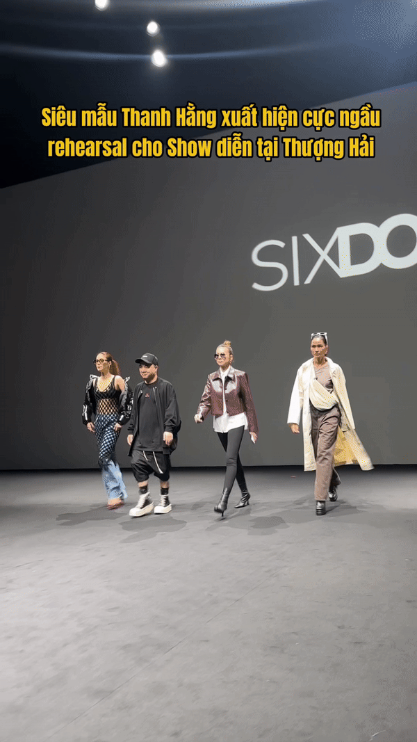 Đáng chú ý, khi diện đồ casual để diễn tập, tốc độ đi của cả 3 khá đồng đều và bằng nhau.