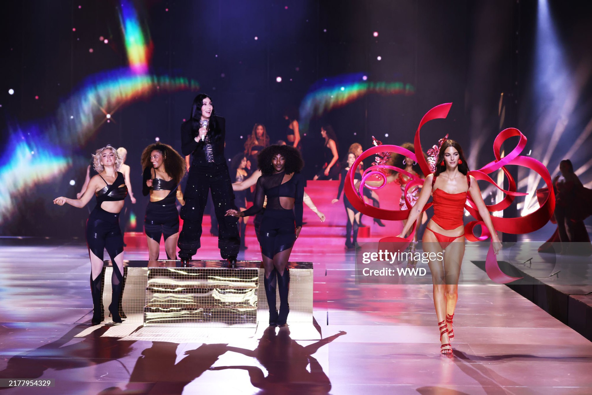 Huyền thoại Cher xuất hiện với outfit đầy mạnh mẽ.