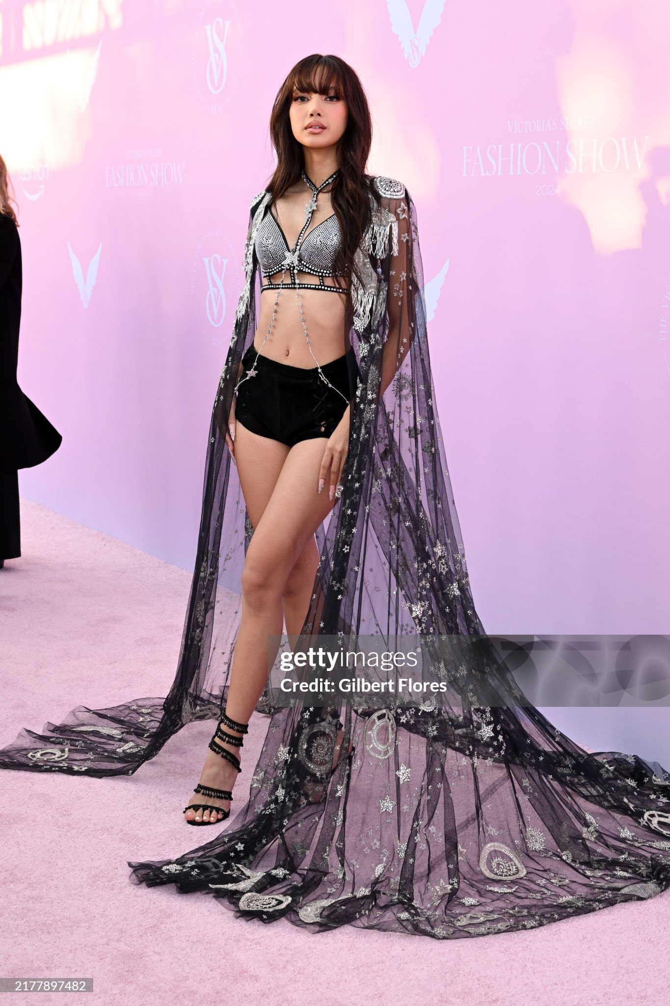 Thần thái đỉnh cao của nữ ca sĩ khiến các fan liên tưởng cô nàng cũng chính là 1 thiên thần của Victoria' Secret