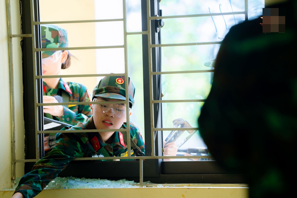 Pháo với tinh thần dũng cảm đã dùng búa đập vỡ kính cửa sổ tìm manh mối dù điều này có thể khiến nữ rapper bị thương.