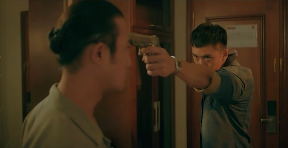 Cảnh sát ngầm K3 chĩa súng vào đầu Hồng.