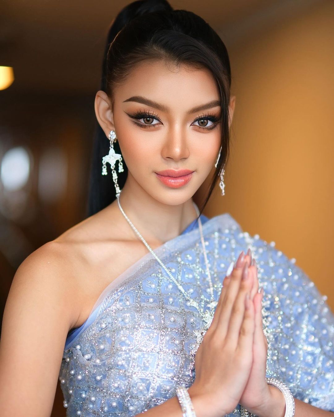Thae Su Nyein sinh năm 2007, là một trong những thí sinh trẻ tuổi nhất Miss Grand International 2024. Cô sở hữu gương mặt mang vẻ đẹp ngọt ngào nhưng không kém phần sắc nét, cuốn hút.