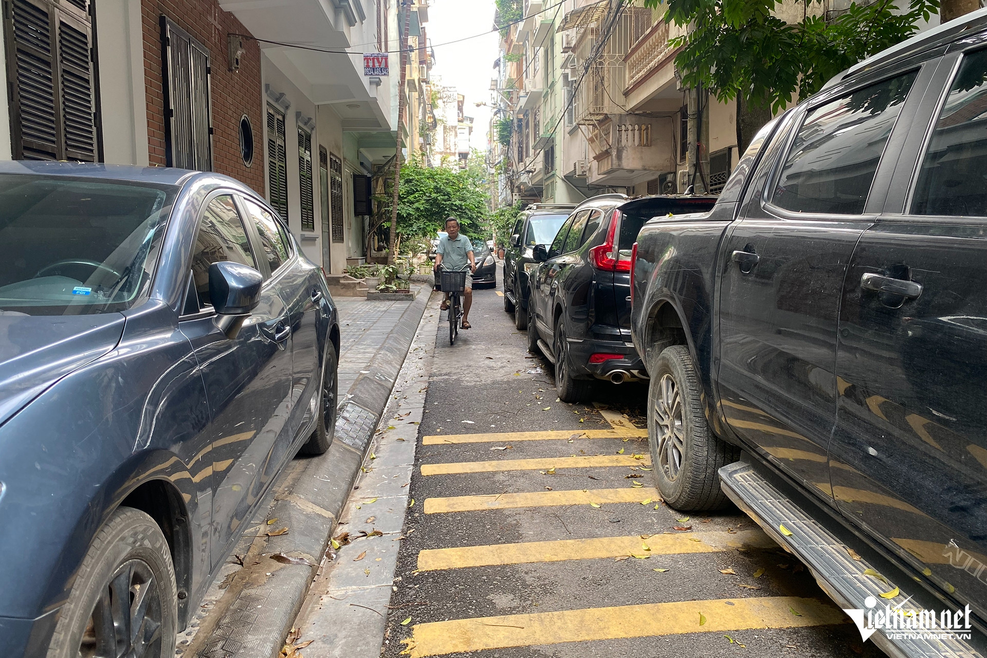 Ghi nhận của PV VietNamNet vào sáng 16/10, tại nhiều ngõ trong khu Đầm Trấu có tình trạng ô tô chiếm dụng lòng đường, vỉa hè để đỗ xe. Cuối dãy A5, 4 ô tô đỗ gần kín lòng đường khiến các xe khác không thể lưu thông qua.