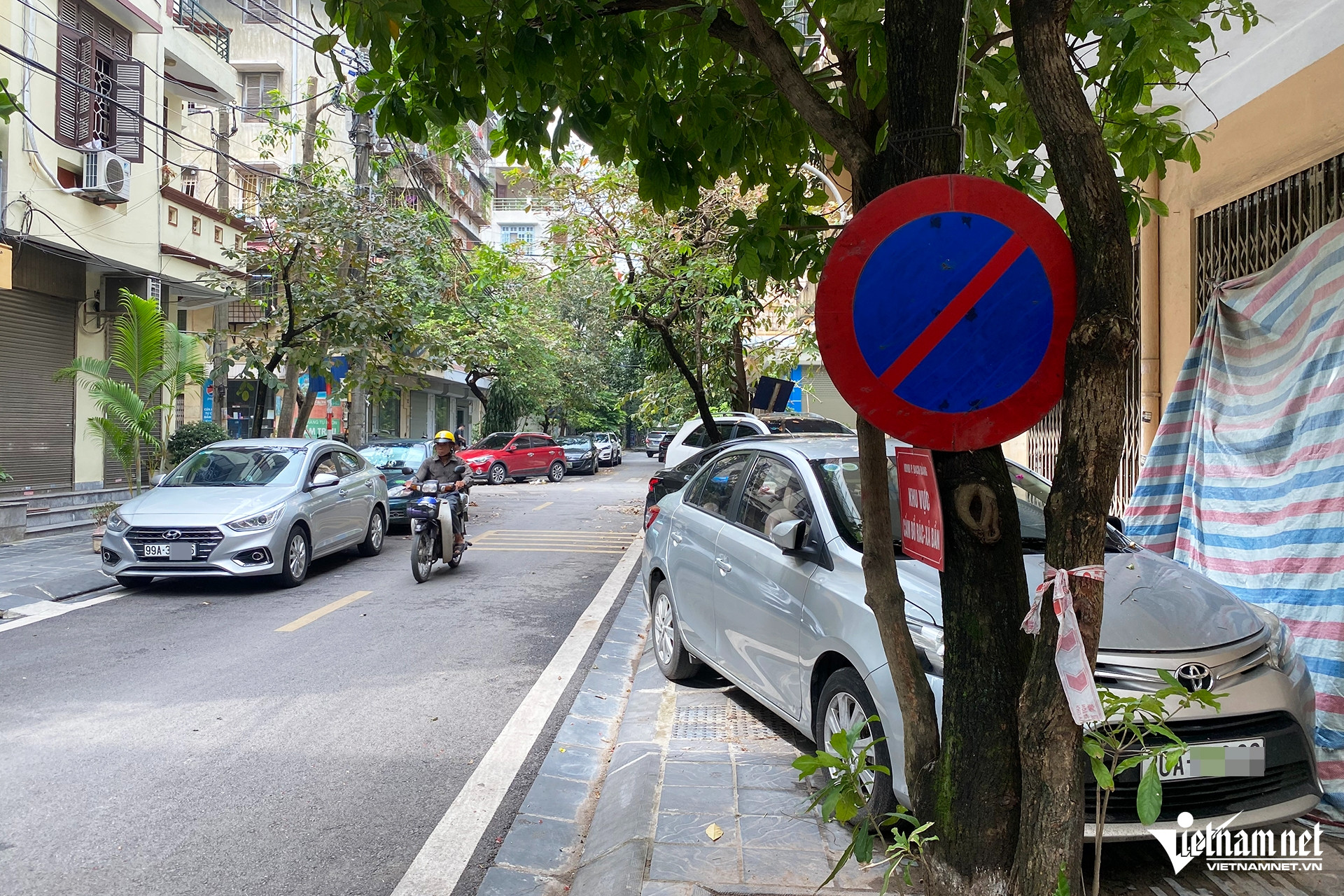 Ở một số trục chính của khu dân cư, lực lượng chức năng đã cắm biển cấm đỗ xe nhưng vẫn có hàng loạt phương tiện vi phạm. Thậm chí, biển cấm đã bị xịt sơn đen.