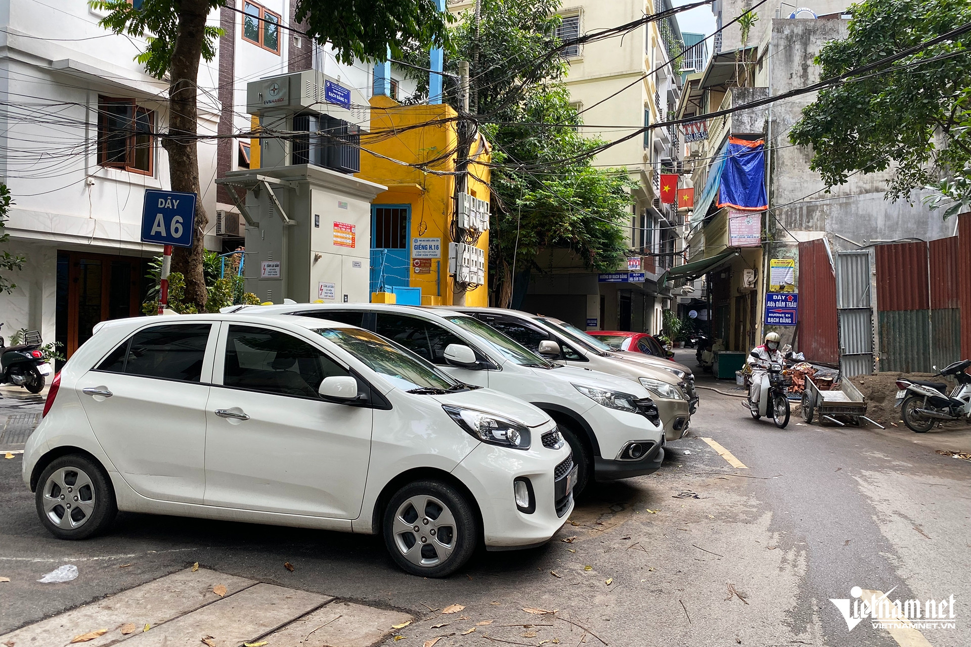 Khi đỗ dọc được không đủ chỗ, nhiều chủ phương tiện còn quay ngang xe để tiết kiệm diện tích, vì thế lòng đường càng bị thu hẹp lại.