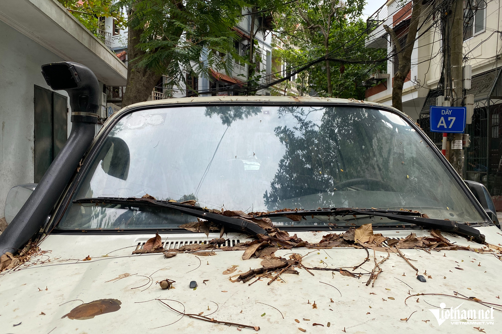 Các ô tô được đỗ trong các ngõ ở khu Đầm Trấu với thời gian dài, nhiều chủ xe còn cẩn thận bọc bạt như ở sân nhà.