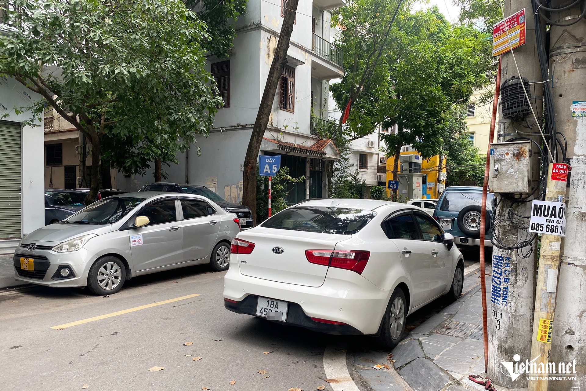 Các phương tiện này đỗ song song, thậm chí 