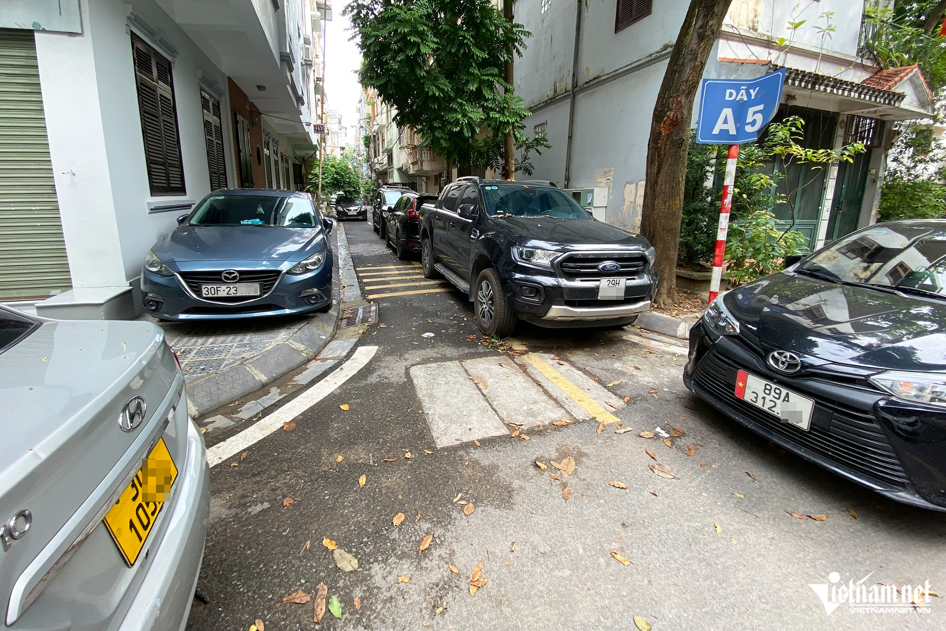 Khu Đầm Trấu (phường Bạch Đằng, quận Hai Bà Trưng, Hà Nội) đang bị hàng loạt ô tô 