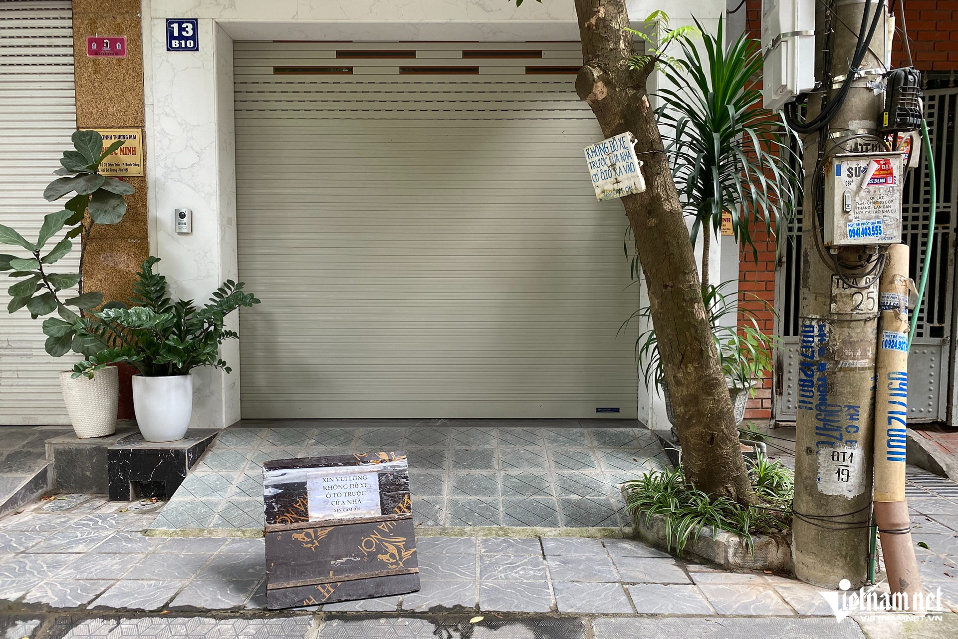 Do ô tô đỗ vô tội vạ chắn các cửa nhà nên nhiều biển cảnh báo và chướng ngại vật đã được người dân dựng ra đường nhằm ngăn chặn xe đỗ.