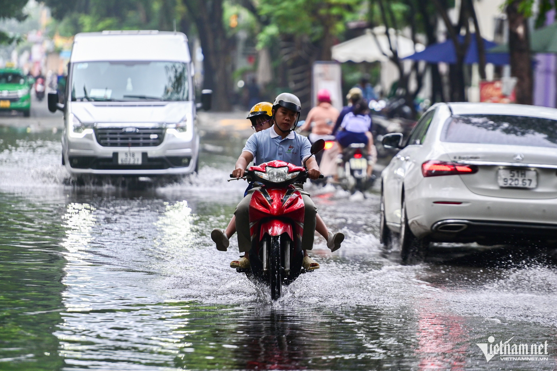 Theo bà Lê Thị Xuân Lan, nguyên phó trưởng phòng dự báo Đài khí tượng thủy văn khu vực Nam Bộ, sau cơn mưa lớn đêm qua đã xuất hiện nghịch nhiệt, sáng nay độ ẩm bão hoà 100%, gió yếu dẫn đến hiện tượng sương mù dày. Trong hình, đường Quốc Hương (phường Thảo Điền, TP Thủ Đức) vẫn còn ngập nước sau cơn mưa lớn đêm qua.