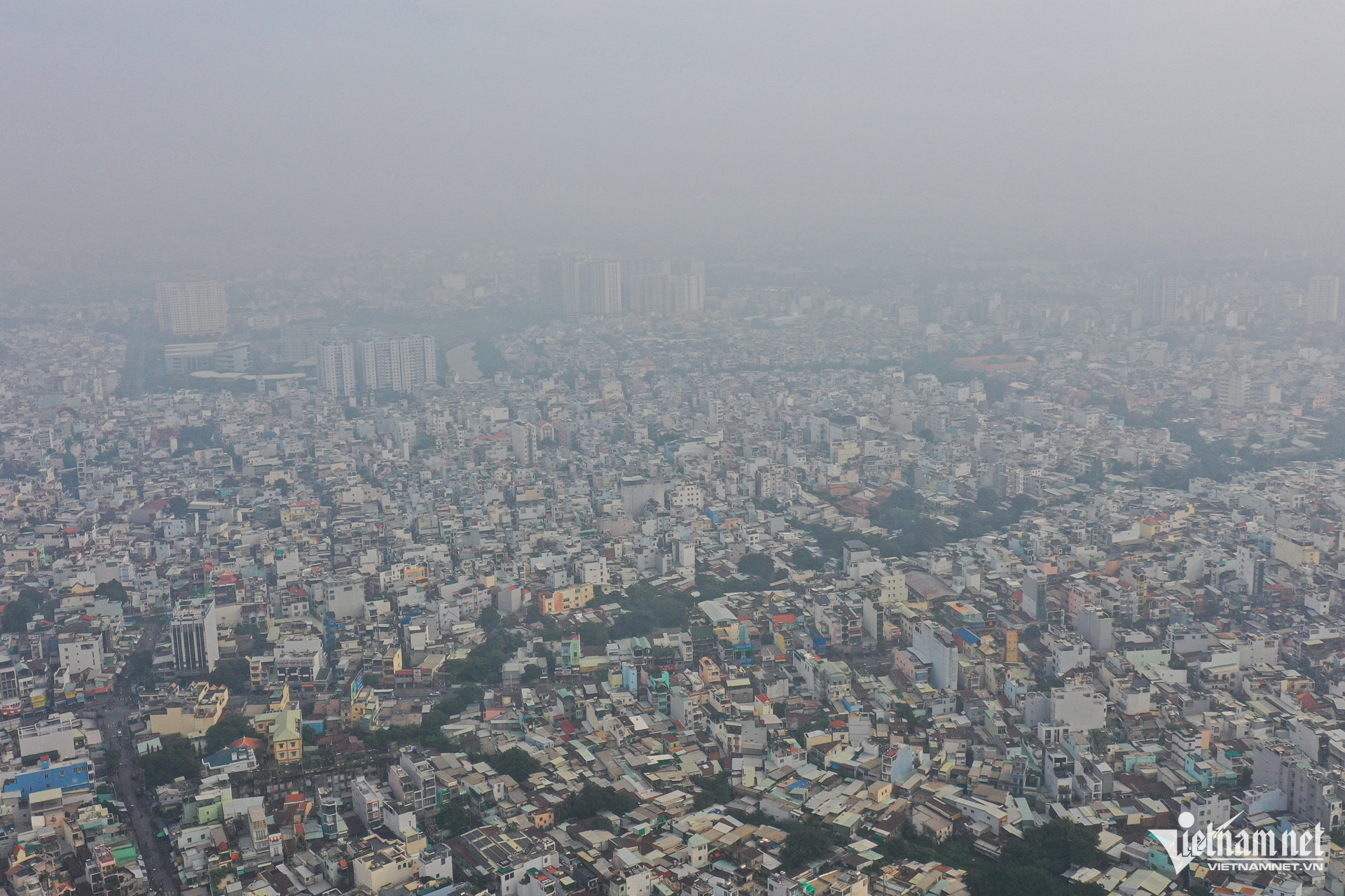 Tham khảo qua ứng dụng IQAir (nhà cung cấp dữ liệu ô nhiễm không khí bao phủ hơn 500.000 địa điểm) thì về mức độ ô nhiễm, TP.HCM đang xếp thứ 7/120 thành phố lớn trên thế giới (trong sáng 16/10). Còn TP Hà Nội xếp thứ 17/120.