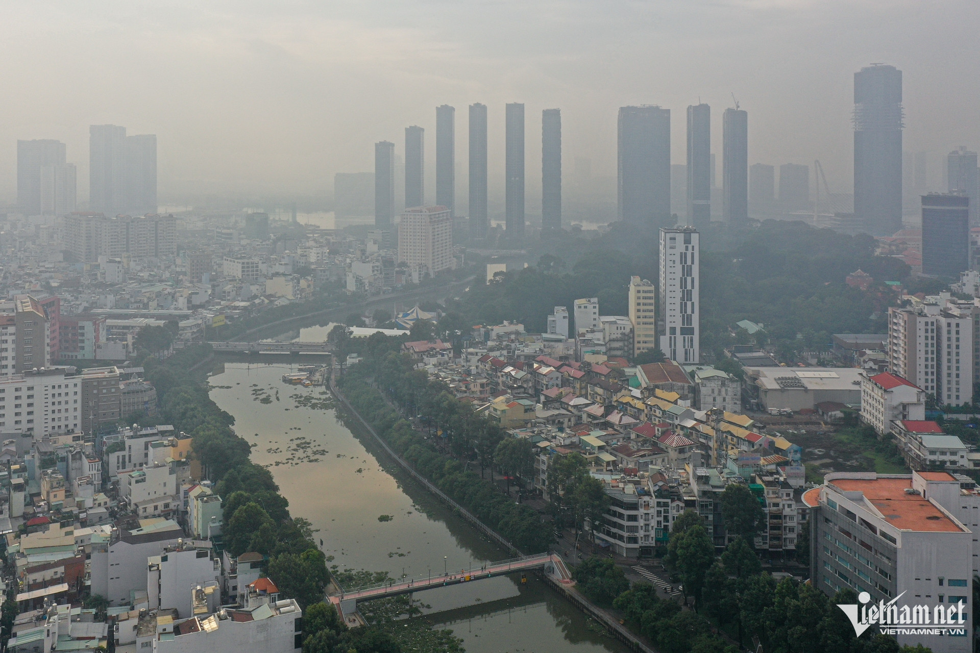 Sương mù bao phủ các tòa nhà cao tầng, khu dân cư. Đặc biệt, hiện tượng này càng đậm đặc hơn ở khu vực ven sông, rạch.