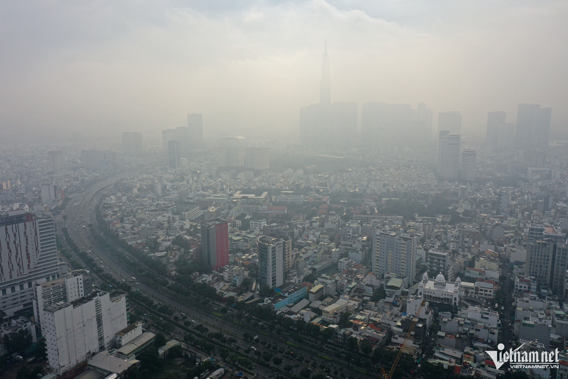 Sáng 16/10, sương mù xuất hiện dày đặc trên bầu trời ở TPHCM. Hình ảnh Landmark 81 mờ ảo được chụp lúc 7h.