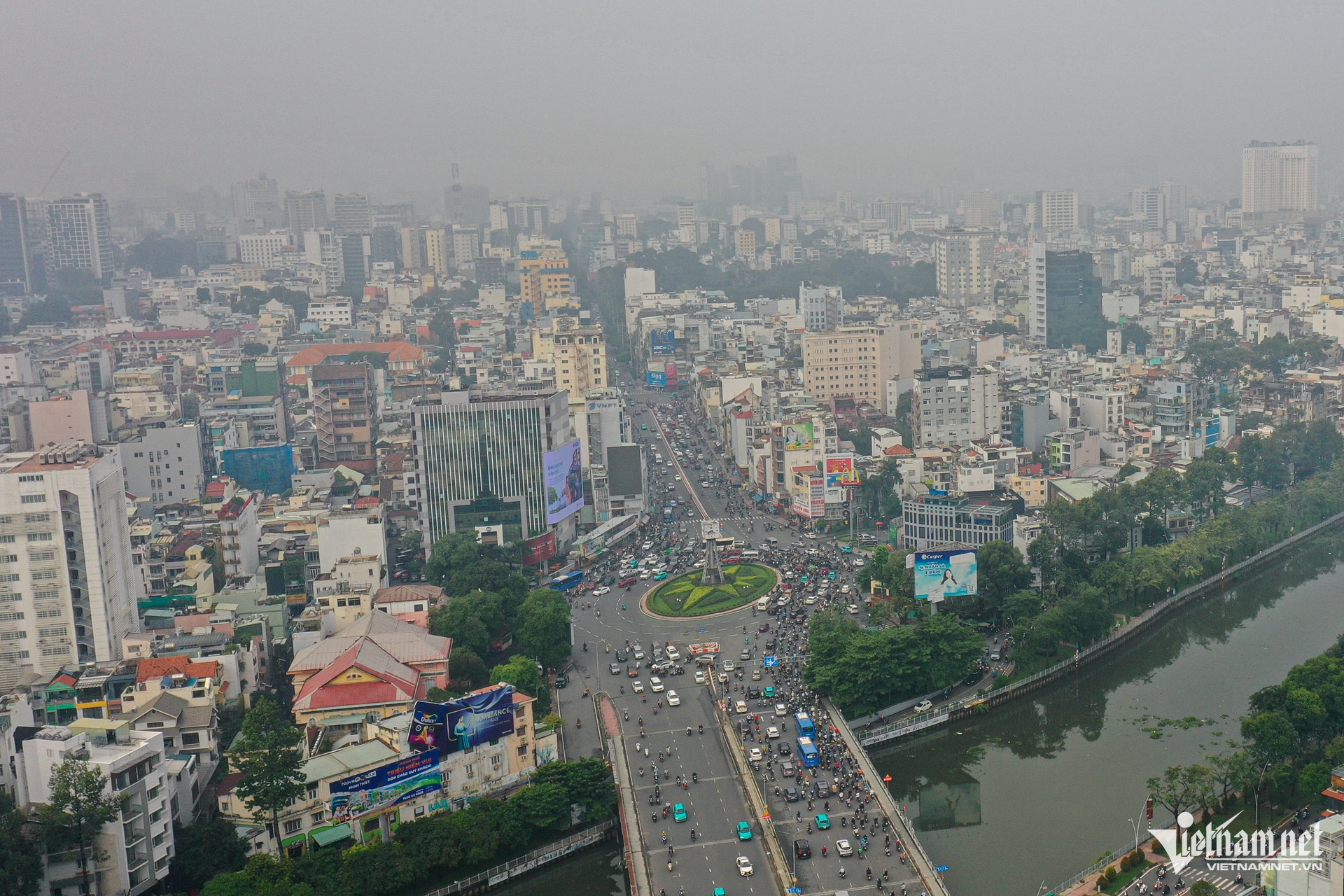 Trung tâm dự báo khí tượng thủy văn quốc gia dự báo, thời tiết khu vực TPHCM và Nam Bộ ngày 16/10 nhiều mây, có mưa, mưa vừa và rải rác có giông, cục bộ có nơi mưa to đến rất to (mưa tập trung chiều và đêm). Trong mưa giông có khả năng xảy ra lốc, sét và gió giật mạnh. Nhiệt độ thấp nhất: 24-27 độ, cao nhất: 30-33 độ.