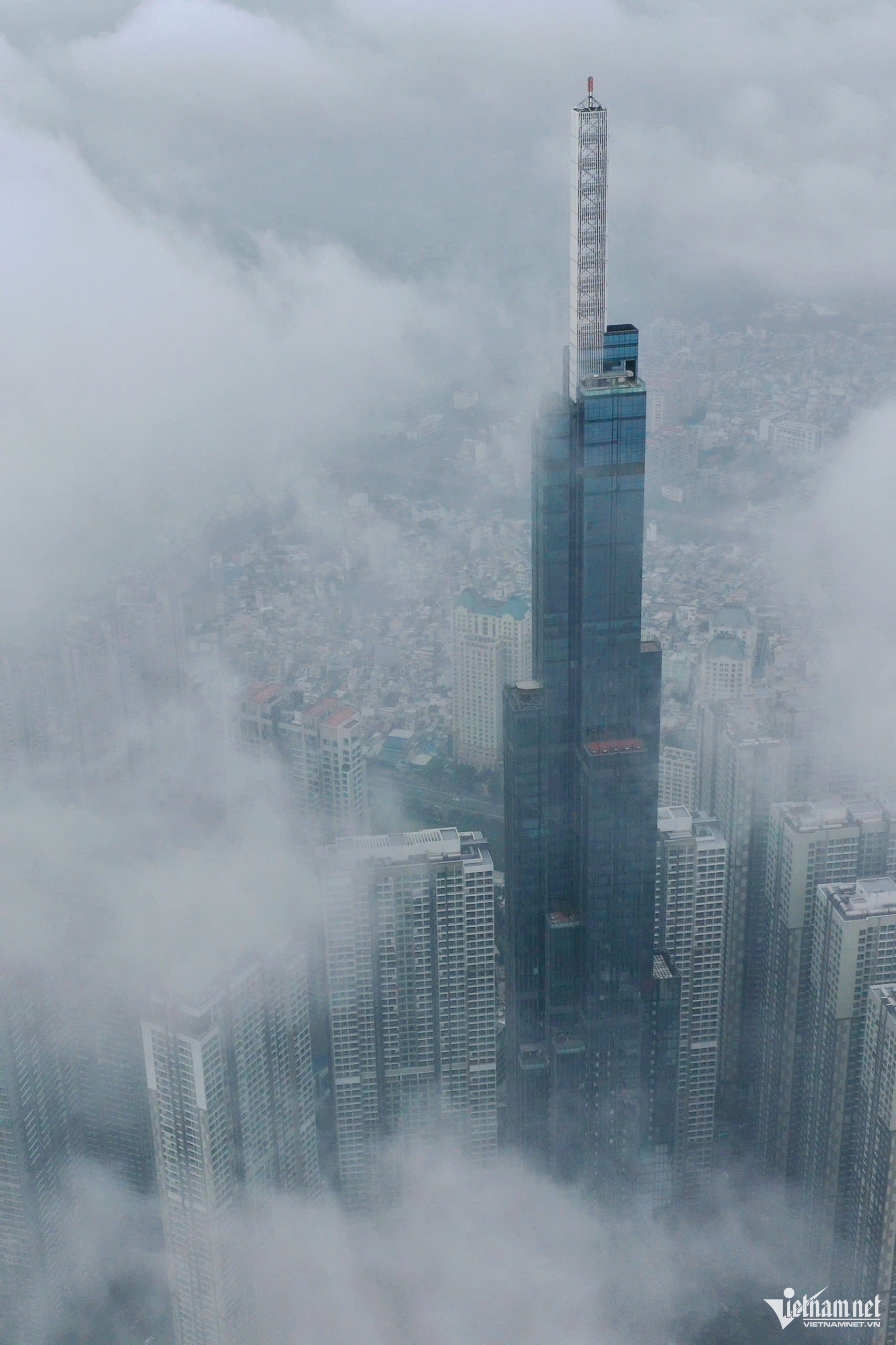 Sương mù khiến tầm nhìn xa bị hạn chế. Hiện tượng này có thể thấy rõ nhất ở các tòa nhà cao tầng bị che khuất.
