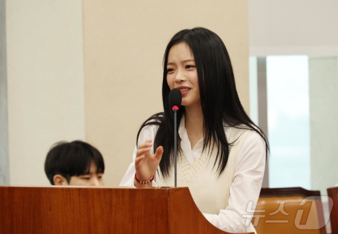 Dư luận đồn đoán Hanni và NewJeans đang bị các thế lực phía sau “giật dây”