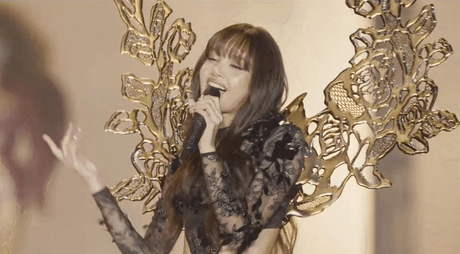 Lisa đã cải thiện khuyết điểm hát đè ở stage Moonlit Floor