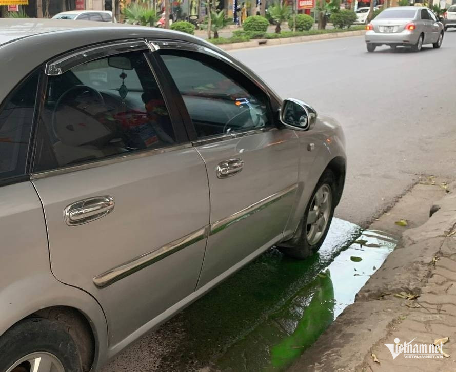 Một chiếc xe bị bục ống nước làm mát, dẫn tới không thể di chuyển. Ảnh: Hoàng Hiệp