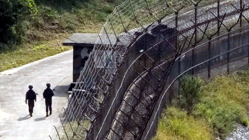 Binh sĩ Hàn Quốc tuần tra ở khu vực dọc hàng rào dây thép gai ở Paju, Hàn Quốc gần biên giới với Triều Tiên - Ảnh: AP