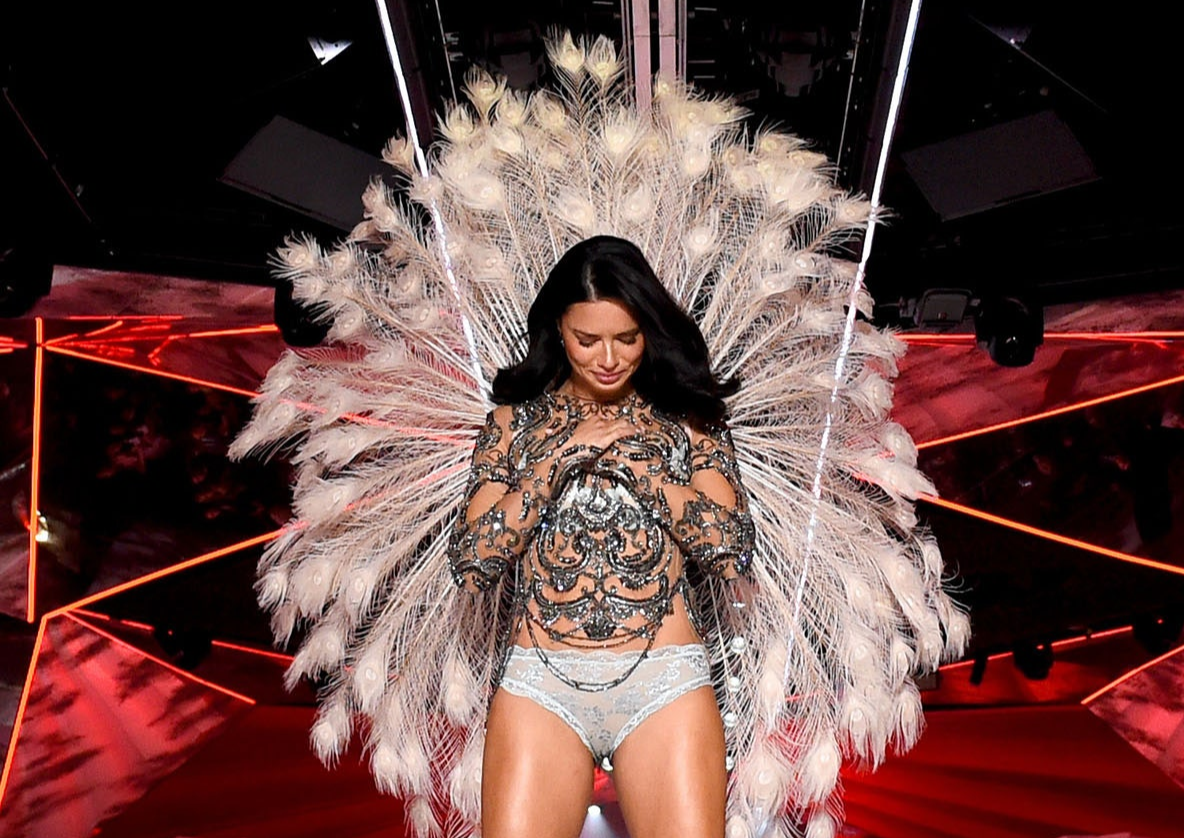 Chốt lại lịch sử hơn 20 năm huy hoàng của show diễn nội y đình đám nhất thế giới. Người hâm hộ và công chúng không thể quên khoảnh khắc chị cả Adriana Lima rơi nước mắt trong show diễn cuối cùng của hãng năm 2018. Victoria's Secret đã chu đáo dành tặng cô sân khấu cuối mang tên 