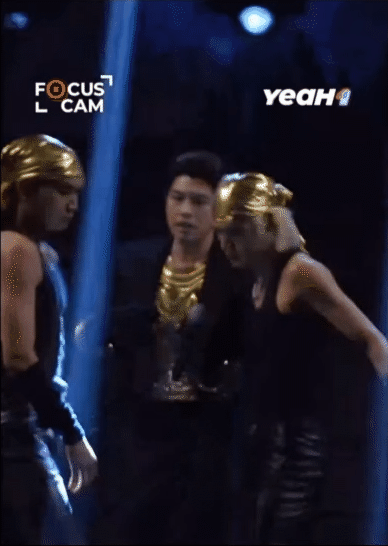 Màn thay áo chỉ diễn ra trong tích tắc nên khi phát sóng nhiều người ít để ý