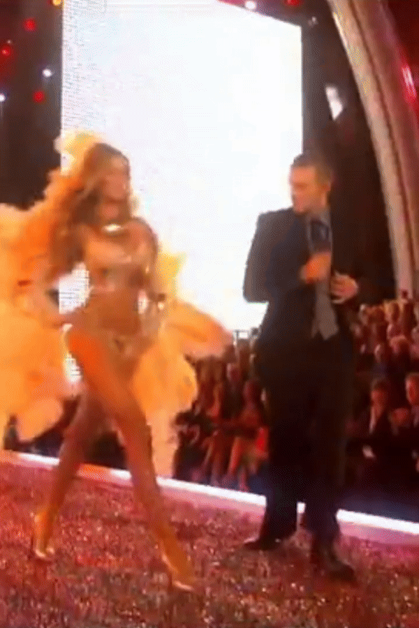 Là 1 trong những siêu mẫu đắt giá bậc nhất VSFS, Gisele Bundchen bất ngờ từ giã đôi cánh thiên thần từ năm 2006 khi đang ở trên đỉnh cao sự nghiệp. Tại show diễn cuối cùng này, nữ siêu mẫu trình diễn hết sức máu lửa trên nền nhạc live của Justin Timberlake khiến người ta nhớ mãi không quên.