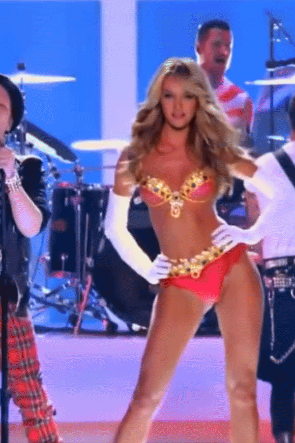 Là thiên thần hot hàng top - Candice Swanepoel luôn khiến dân tình phải trầm trồ mỗi khi mình xuất hiện. Cũng trên sân khấu VSFS 2013, Candice khi ấy đang ở độ tuổi 25 với sắc vóc hoàn hảo, mang trên người chiếc Fantasy Bra trị giá 10 triệu USD (227 tỷ VND), được làm từ 4200 viên đá quý với điểm nhấn là viên đá ruby hình giọt lệ với kích cỡ lên tới 52 carat. 