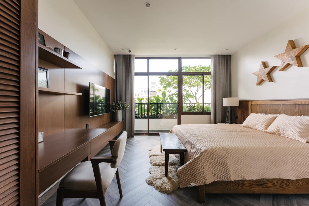 Cô cho biết đã chi khoảng 11 tỷ đồng sắm đồ đạc, lắp hệ thống phòng cháy chữa cháy, hệ thống điều khiển tự động cho rèm, đèn điện, điều hòa ở tất cả phòng.