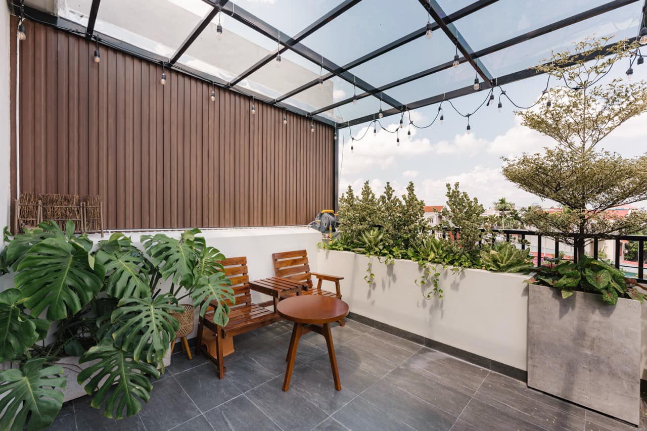 Mới đây, danh ca Ngọc Sơn trong chuyến công tác ở miền Bắc đã ghé thăm nhà Quế Vân. Ông hoàng nhạc sến trầm trồ trước không gian sống xanh, yên tĩnh, bình yên của đàn em.