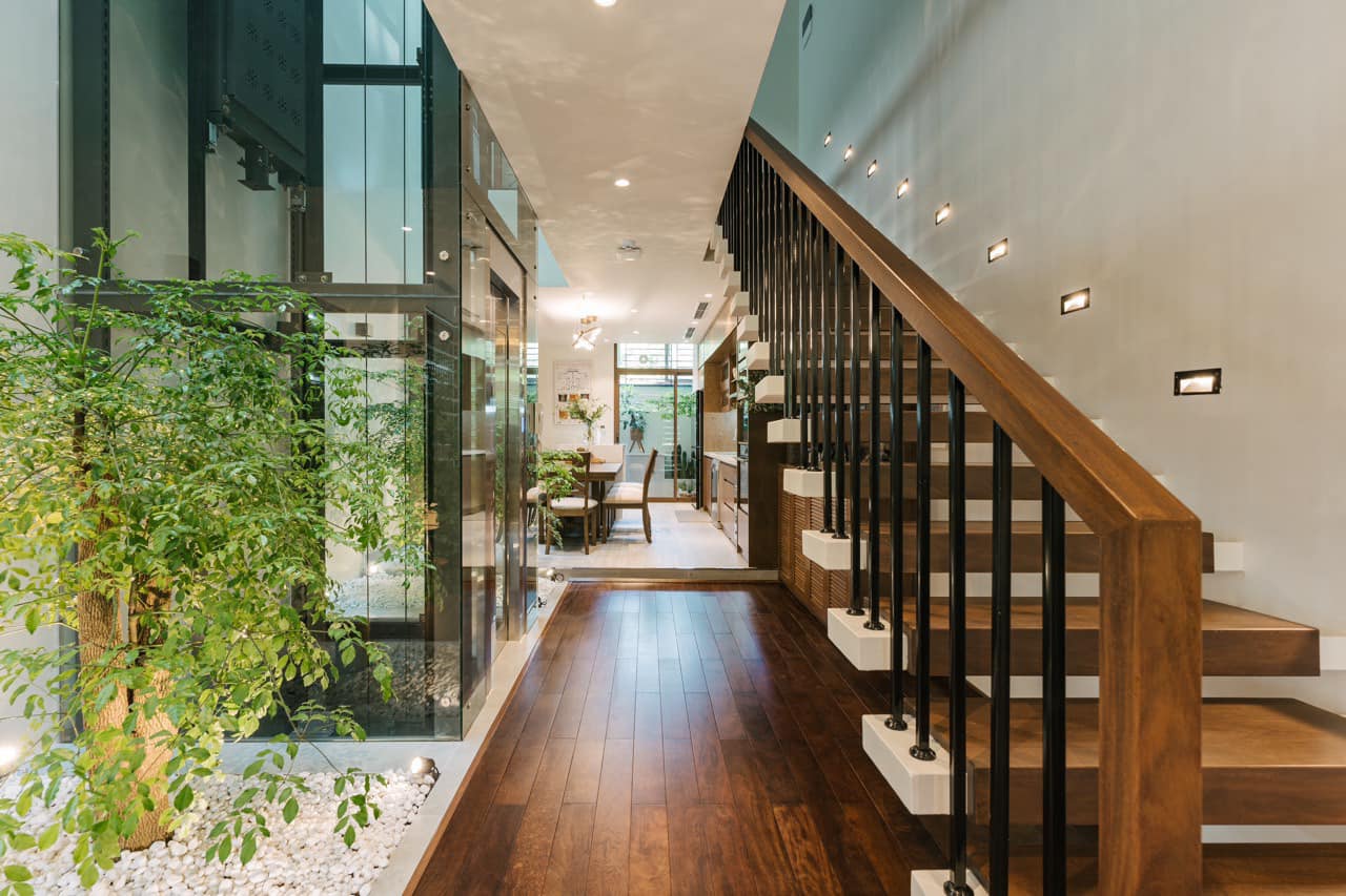 Cơ ngơi của Quế Vân khá rộng 330 m2 không gian yên tĩnh với 4 tầng lầu, có thang máy, nội thất đơn giản nhưng sang trọng, ấm cúng và tinh tế.