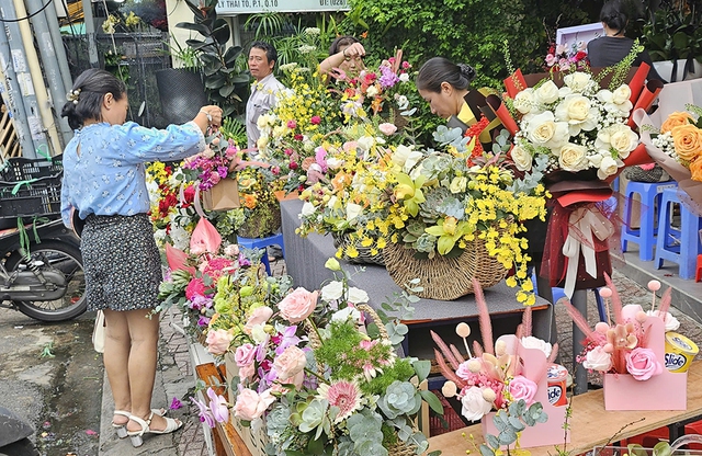 Người tiêu dùng lựa chọn hoa.