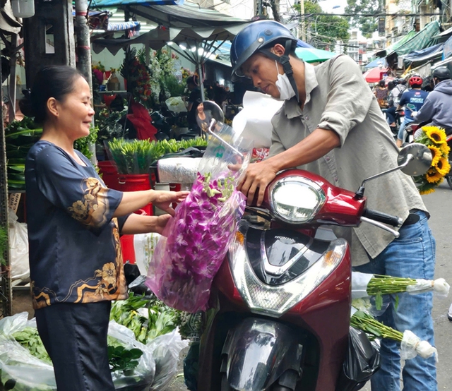 Cửa hàng nhận giao hoa trực tiếp cho khách hàng nhằm thúc đẩy tiêu thụ.