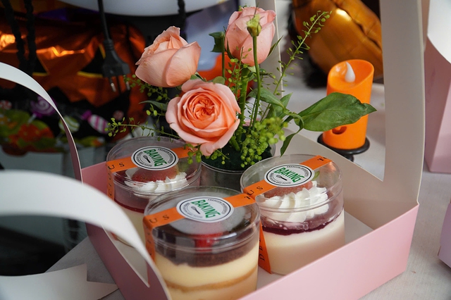 Những set bánh, nước được đóng gói xinh xắn trong hộp giấy, trang trí với hoa tươi có giá từ vài chục ngàn đến vài trăm ngàn được nhiều người chọn mua