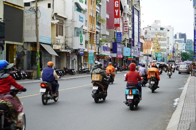 Nhiều tuyến đường ở TP HCM như Đinh Tiên Hoàng (quận 1); Võ Văn Tần, Phạm Ngọc Thạch (quận 3); Phan Đăng Lưu (quận Phú Nhuận)..., nơi vốn tập trung nhiều tiệm lưu niệm, hoa nhưng lại khá yên ắng trong dịp 20-10 năm nay.