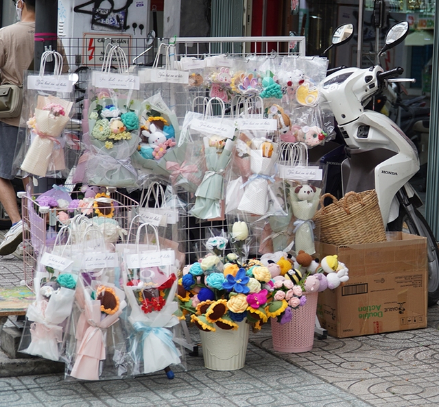 Xu hướng tiêu dùng thay đổi, sức mua hoa tươi, hoa sáp, thú bông lưu niệm giảm mạnh.