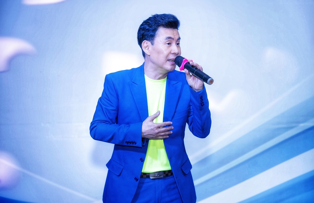 Anh là ca sĩ phía Nam thực hiện Bắc tiến đầu tiên và rất thành công nhưng vẫn bị chê phát âm sai chính tả.