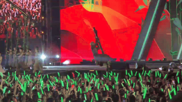 Khoảnh khắc Erik trượt tay, suýt ngã trong tiết mục đầu tiên