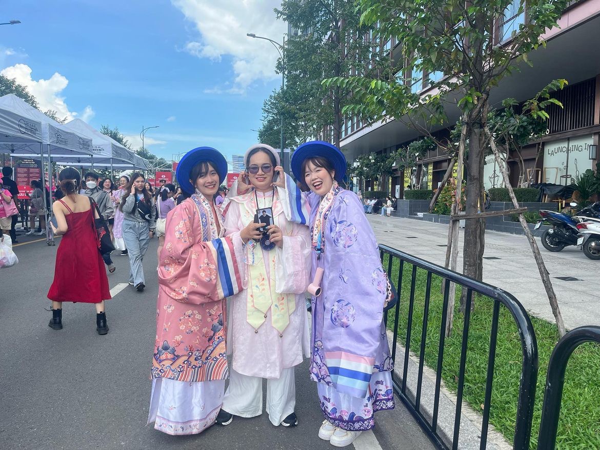 Các bạn trẻ mặc Việt phục đi xem concert Anh Trai Vượt Ngàn Chông Gai. (Nguồn: @kabevy)
