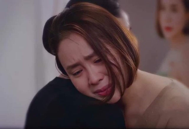 Hồng Diễm có diễn xuất tốt nhưng vẫn bị ném đá khi nhiều lần vào vai người vợ nhẫn nhục, yếu đuối quá mức.