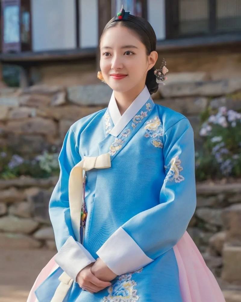 Vai diễn Park Yeon Woo trong Cổ Tay Áo Màu Đỏ là bước ngoặt trong sự nghiệp diễn xuất của ngôi sao sinh năm 1992