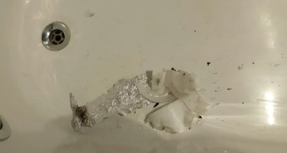 Căn phòng Liam Payne ở ngã lầu tử vong hỗn loạn, nhiều đồ vật bị đập phá hư hỏng. Cảnh sát cũng tìm thấy 1 số chất bột đáng ngờ