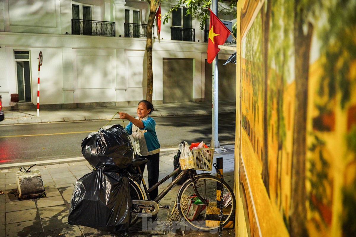 Nhắc đến ngày Phụ nữ Việt Nam 20/10, bà Lị tạm dừng tay, xúc động nói: 