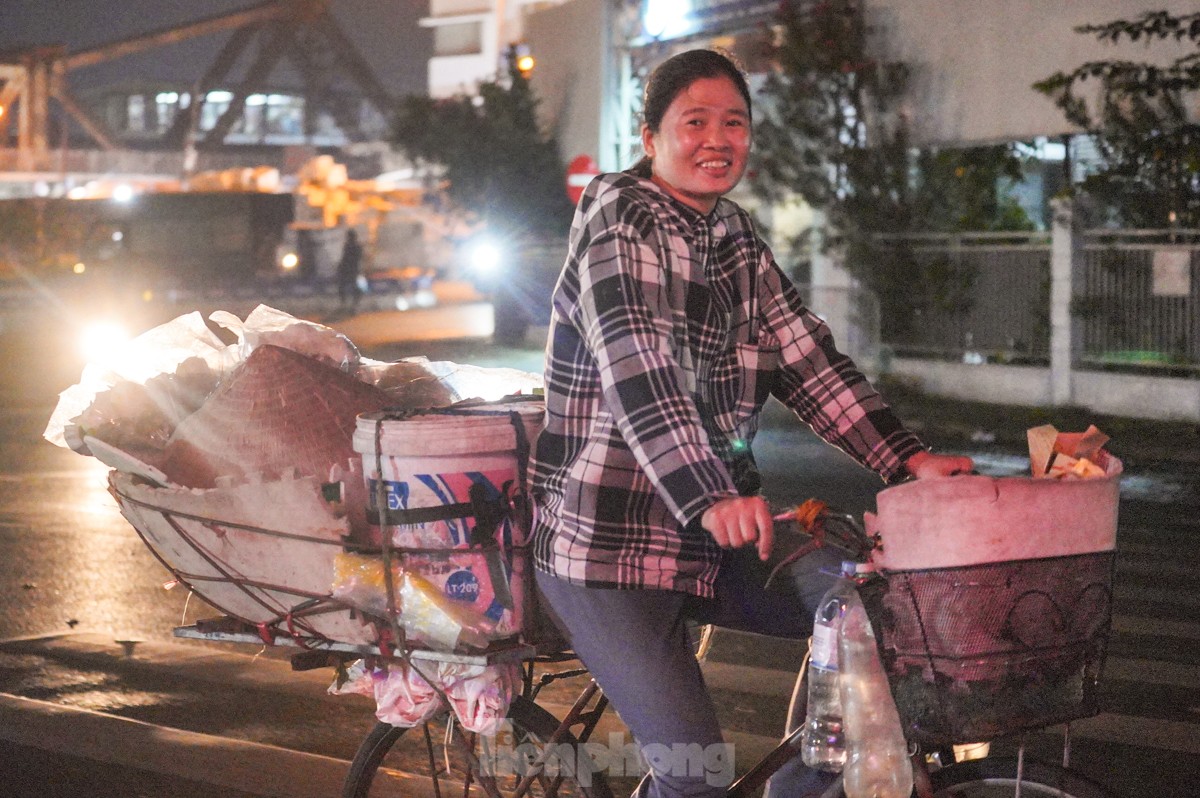 Phần lớn những người phụ nữ này đều có hoàn cảnh khó khăn, lao động vất vả, không quản hôm sớm mưu sinh, đi làm thuê làm mướn, bán hàng rong...