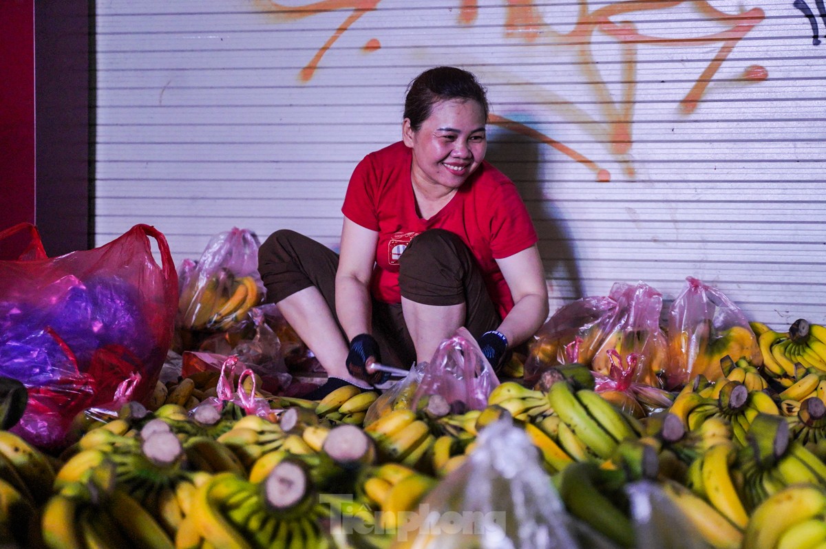 3 giờ sáng ngày 20/10 tại một góc phố cách hồ Gươm 200m, chị Nguyễn Thị Lượng (Khoái Châu, Hưng Yên) đang bận rộn với việc phân loại chuối để bán. Chị chia sẻ đã có 20 năm làm nghề bán chuối, ngày nào cũng cùng chồng đi từ quê lên Hà Nội từ nửa đêm để kịp buôn bán cho ngày mới.