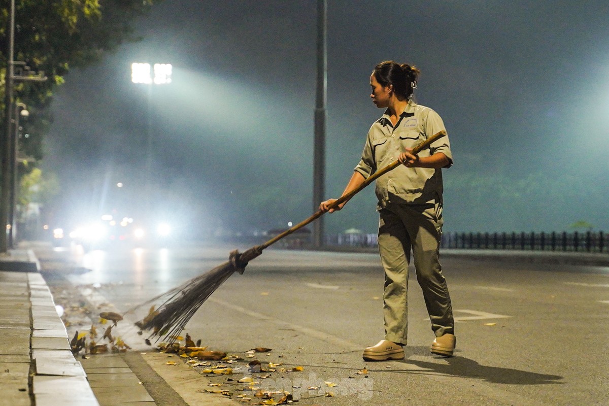 Đến khoảng 4 giờ sáng, các lao công nữ bắt đầu miệt mài dọn đường chuẩn bị cho một ngày mới. Trong khi mọi người còn chìm trong giấc ngủ, họ âm thầm cống hiến mà ít ai nhớ đến, ngay cả trong ngày Phụ nữ Việt Nam.