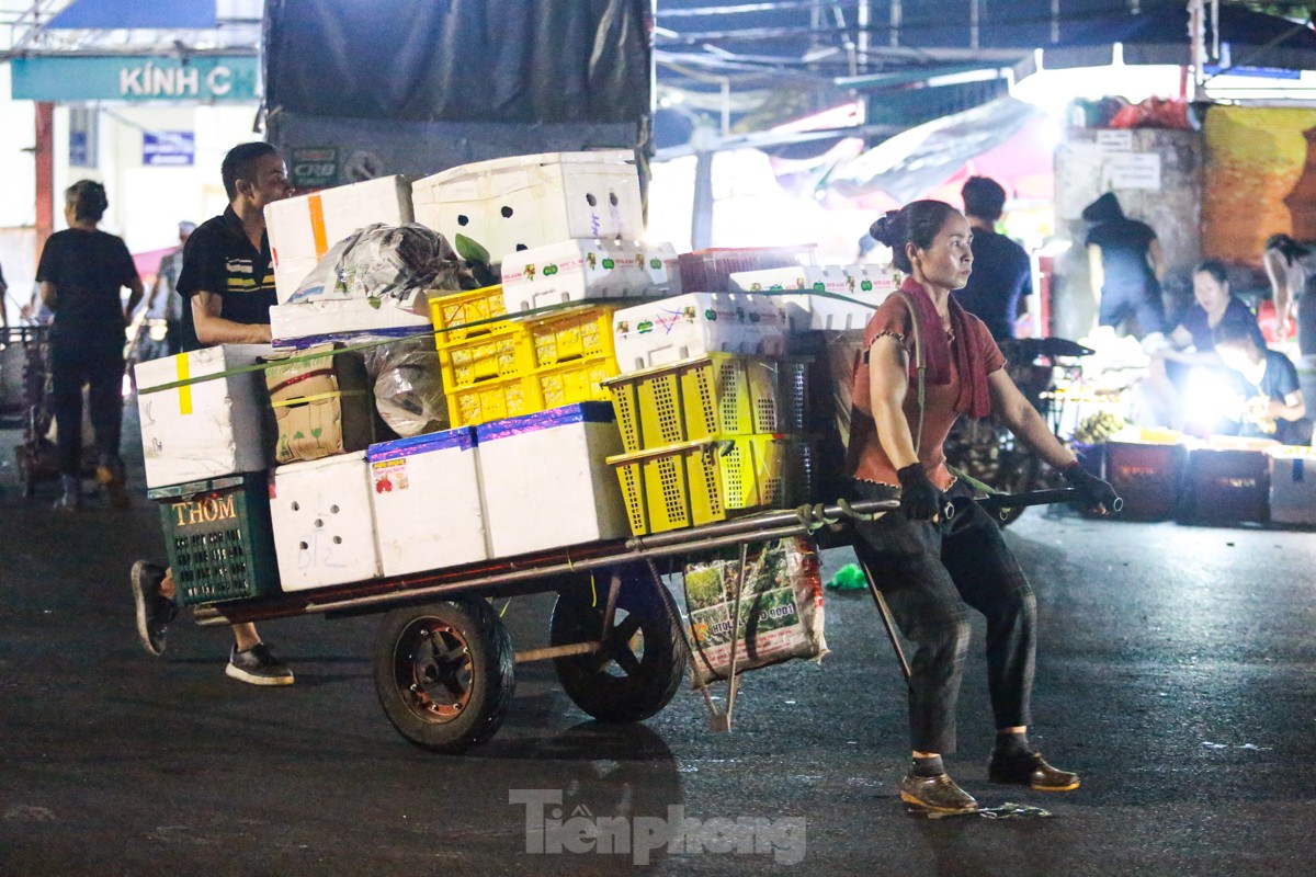 Không ai nghĩ những người phụ nữ chân yếu, tay mềm có thể kéo xe hàng nặng 100-300kg, chẳng kém gì đàn ông. 