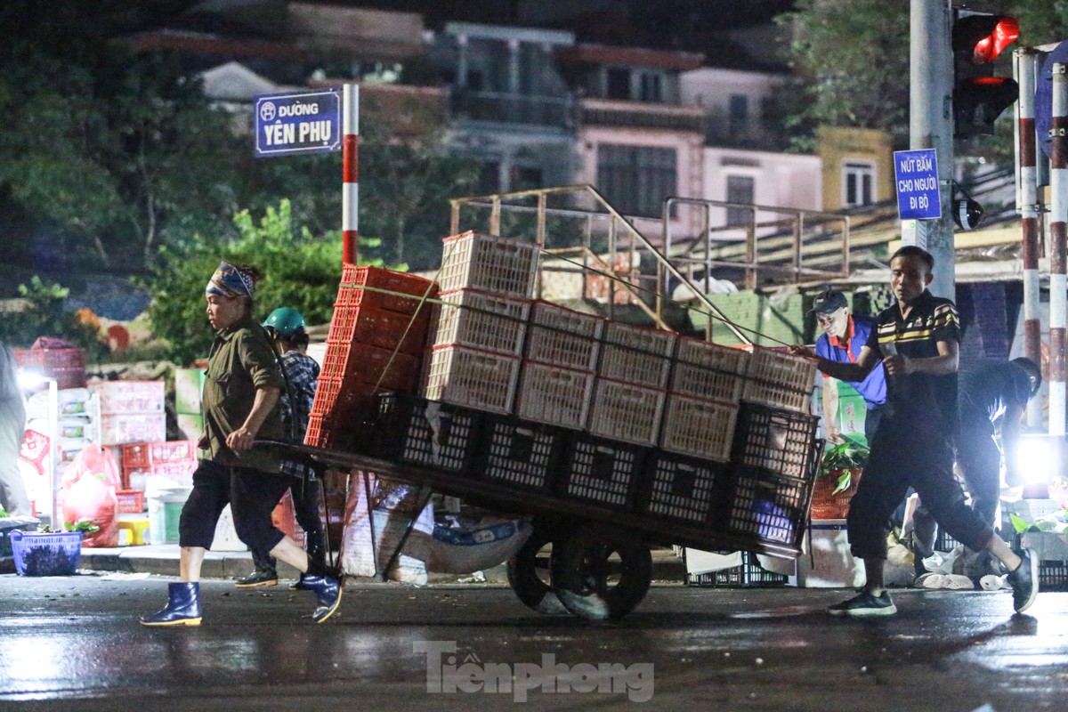 2h sáng 20/10, tại chợ Long Biên (quận Ba Đình, Hà Nội), trong khi mọi người đang chìm sâu vào giấc ngủ đêm cũng là lúc những nữ cửu vạn, phu xe ở chợ Long Biên bắt đầu một ngày làm việc mới, công việc thường kéo dài từ tối hôm trước đến 6h sáng hôm sau.