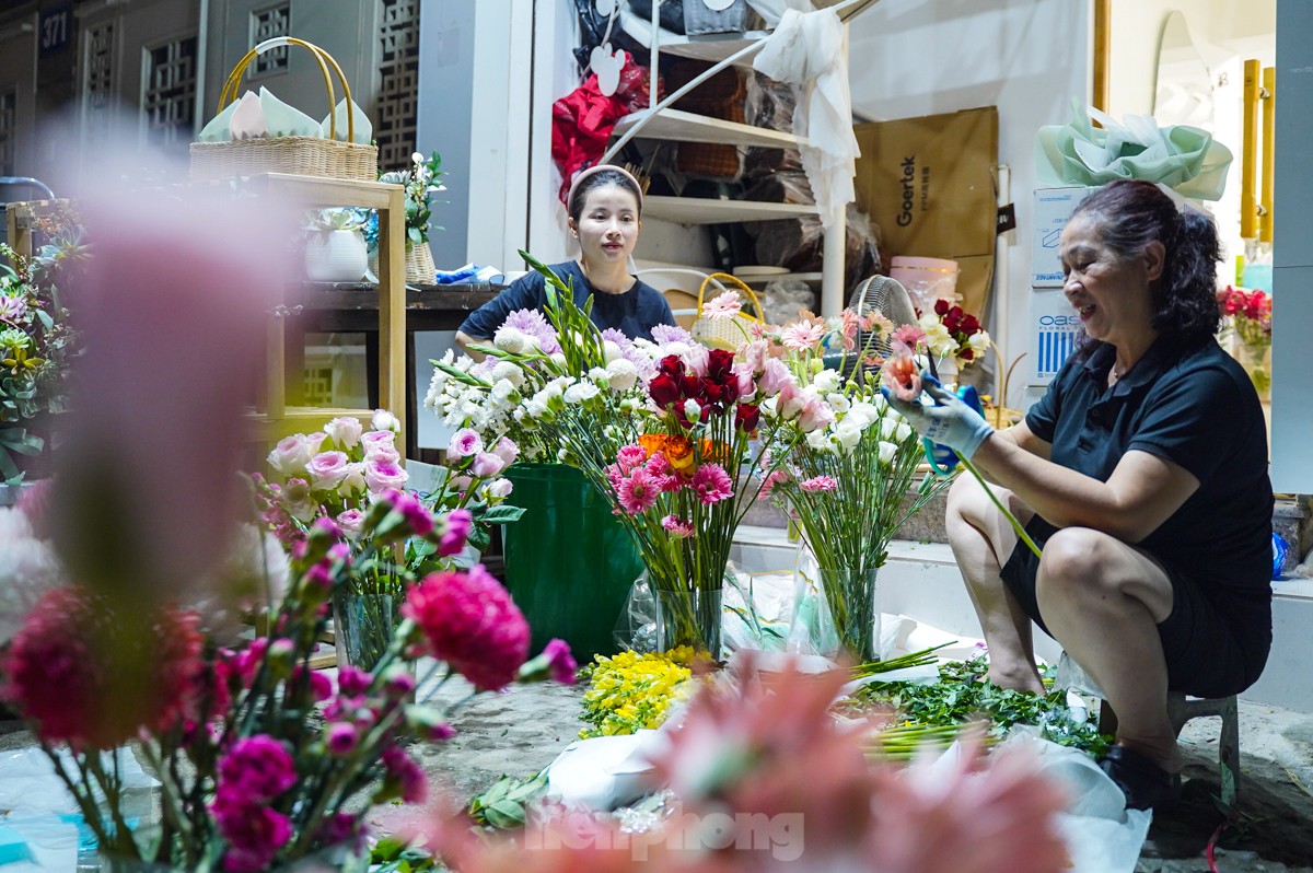Hai mẹ con cô Dung (ở Hoàng Hoa Thám, Hà Nội) thức trắng đêm để gói hoa cho ngày 20/10. Cô chia sẻ: 