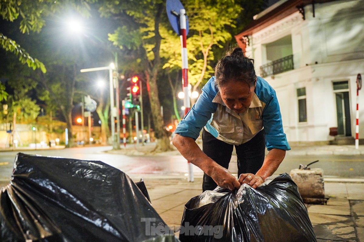 Cùng thời điểm này, cô Phạm Thị Lị (60 tuổi, Hà Nội) đang cặm cụi nhặt đồ đồng nát là những vỏ hộp đựng thức ăn, hộp đồ uống,... trên phố Phan Đình Phùng.